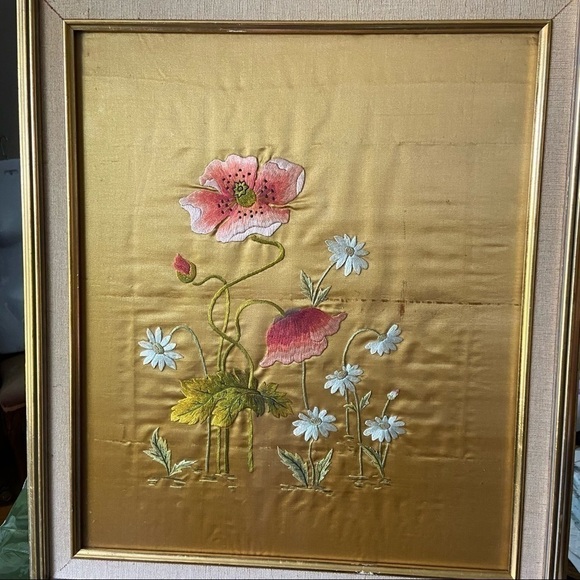 CHINESE silk embroidery of wild poppies and daisies on gold silk. Rare fine art. - Picture 1 of 11